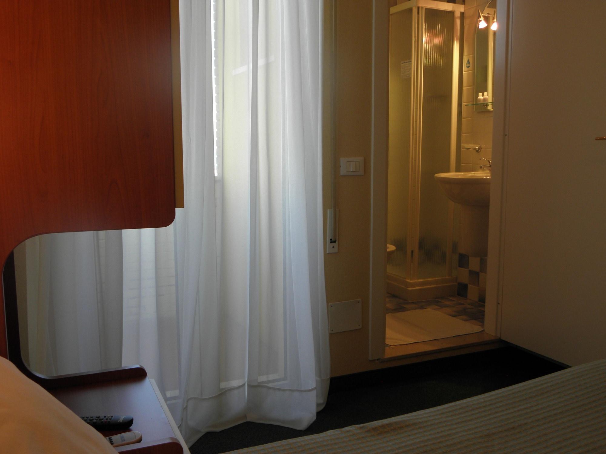 Crosal Hotel