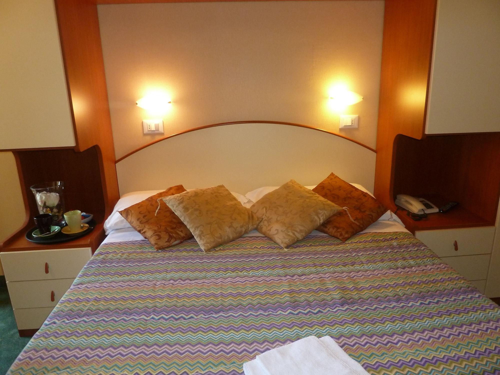 Crosal Hotel